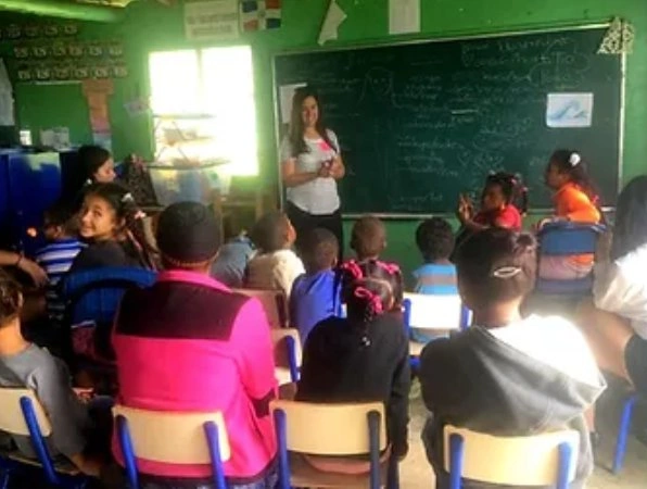 Volunteer supporting a local teacher in a classroom
